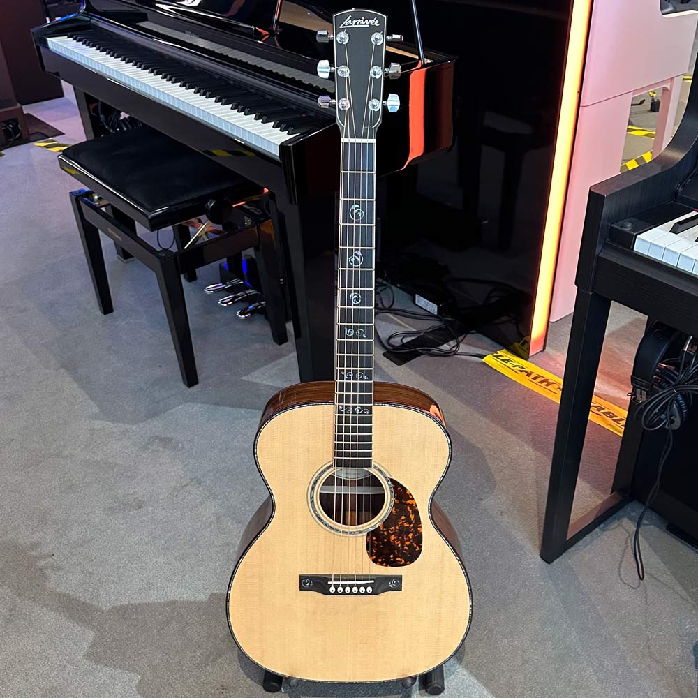 2022 Larrivee OM-10 Deluxe Acoustic Guitar w/ Case (Pre-Owned)