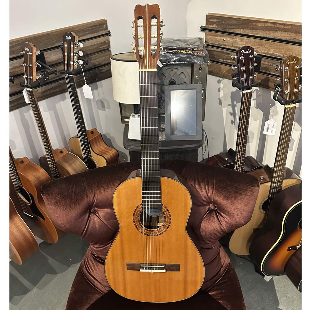 Yairi and Son 1968 MIJ Model 600 Classical Guitar w/ Case (Pre-Owned)